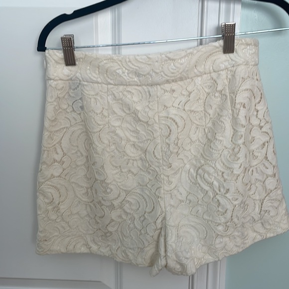 Ivory lace shorts - Picture 2 of 3